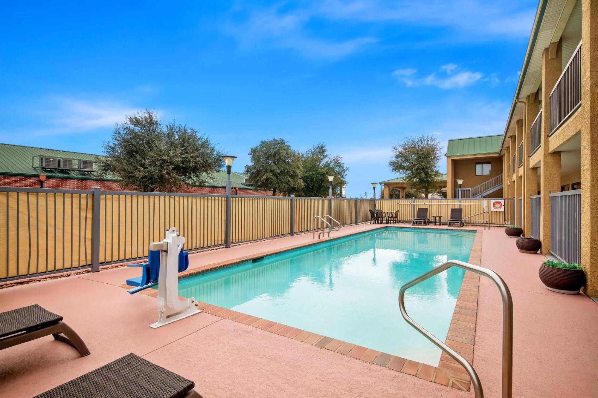 Best Western Cedar Inn Cedar Park Buitenkant foto